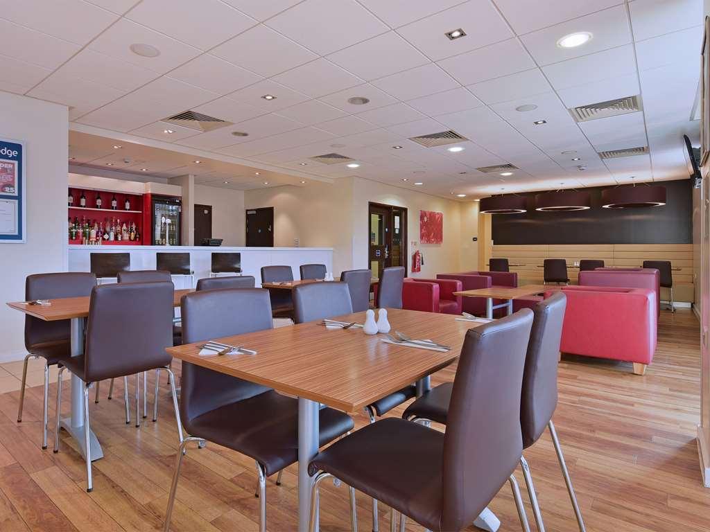 Travelodge High Wycombe Central Ресторан фото