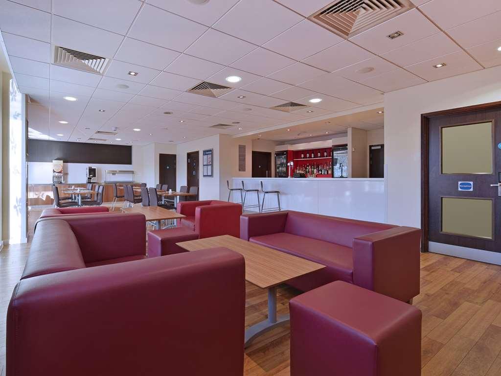 Travelodge High Wycombe Central Ресторан фото